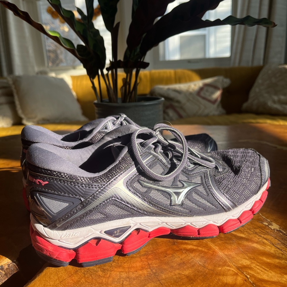 Mizuno wave running shoe